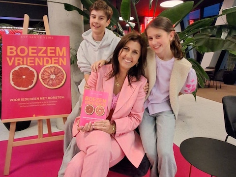 Evy Van De Veire met haar kinderen Phéline en Jules tijdens de boekvoorstelling in het gebouw van DPG Media in Antwerpen, waar ze als receptioniste werkt.