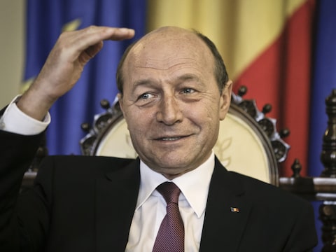De Roemeense president Traian Basescu maakt een ontgoocheld gebaar met zijn handen.
