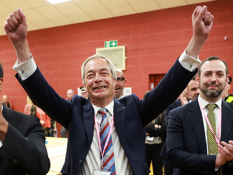 Een juichende Nigel Farage terwijl de resultaten van de lokale Britse verkiezingen binnenlopen.