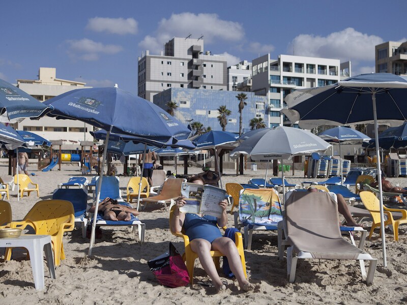 Lege strandstoelen in Tel Aviv