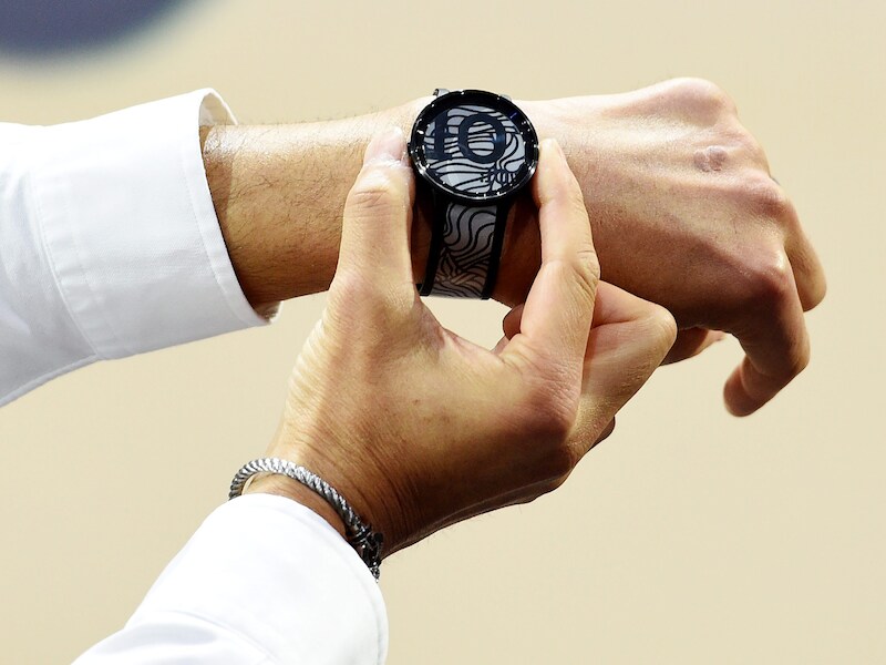 Sony-CEO Kazuo Hirai presenteert een nieuwe smartwatch op de IFA-beurs in Berlijn.