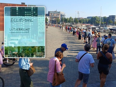 File aan het MAS voor een eclipsbril. De MASshop opent vandaag speciaal op haar sluitingsdag., Inzet: eclipsbrillen bij MAS zijn uitverkocht.
