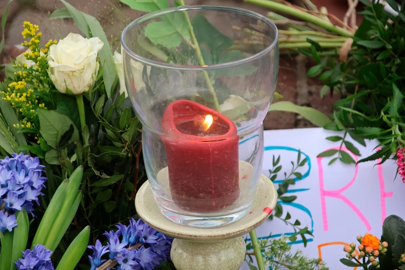 Rosalie (15) overleed gisteren tijdens de halve marathon in Leiden. Op de plek van het drama werden bloemen neergelegd. 