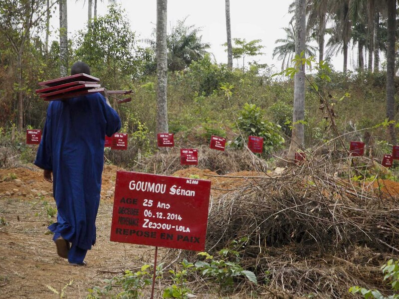 Graven van ebolaslachtoffers in Guinee.