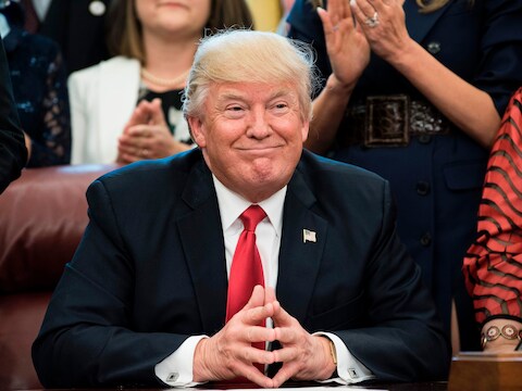 Amerikaans president Donald Trump in zijn Oval Office.