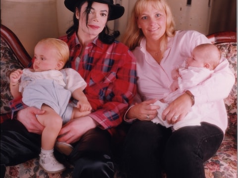 Jackson en zijn toenmalige vrouw Debbie Rowe in 1998 met Paris en Prince.