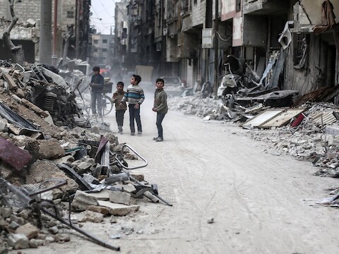 Kinderen te midden van het puin in Douma, Syrië. Het puin is afkomstig van gebouwen die op 25 januari getroffen werden door luchtaanvallen.