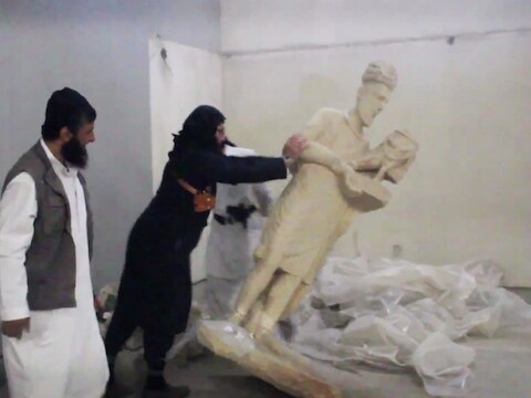 Leden van IS vernielen kunst in Mosul