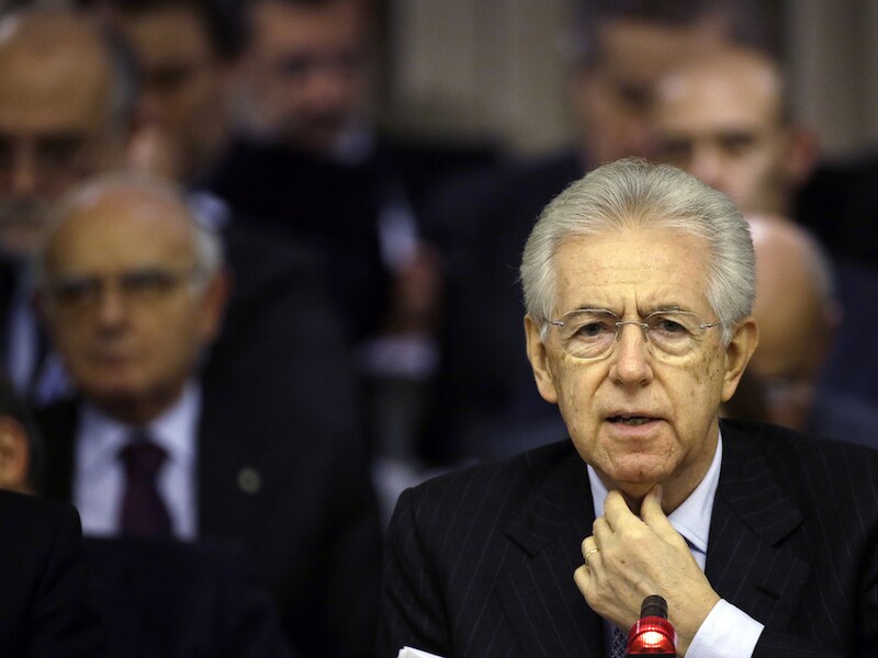 De Italiaanse premier Mario Monti geeft het ontslag van de Italiaanse regering.