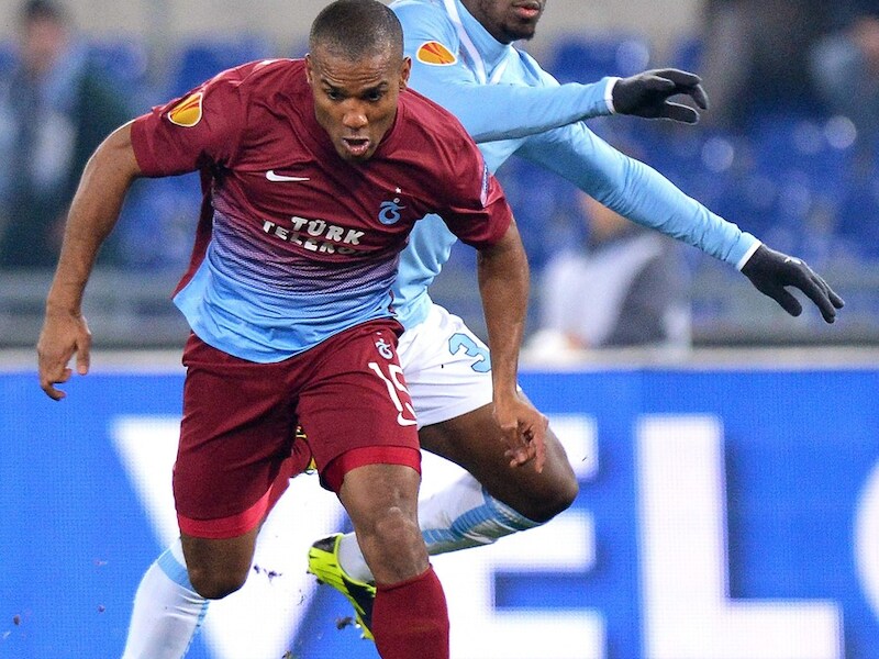 Luis Pedro Cavanda, rechts, in duel met Florent Malouda.