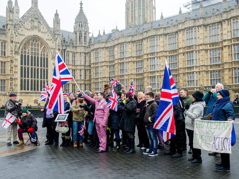 Voorstandes van een harde brexit protesteren aan het Britse parlement.