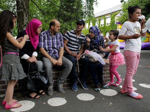 Syrische vluchtelingen wonen een schoolfeest bij in het Duitse dorpje Golzow, op 80 kilometer ten oosten van Berlijn.