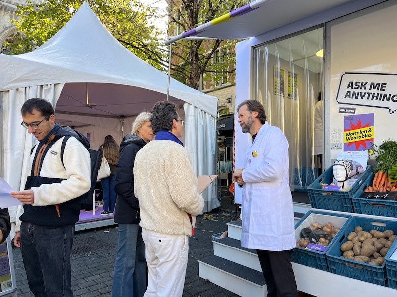 De bezoekers van de zaterdagmarkt in Leuven kregen niet enkel innovaties te zien, maar kregen ook uitleg over de voorwerpen die ze vonden tussen de prei en de patatten.