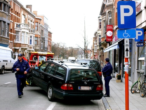 Een bestuurder mag niet parkeren op een plek voor mindervaliden, maar met een geldige parkeerkaart voor mindervaliden mag je in Leuven wel gratis parkeren op een normale parkeerplaats.