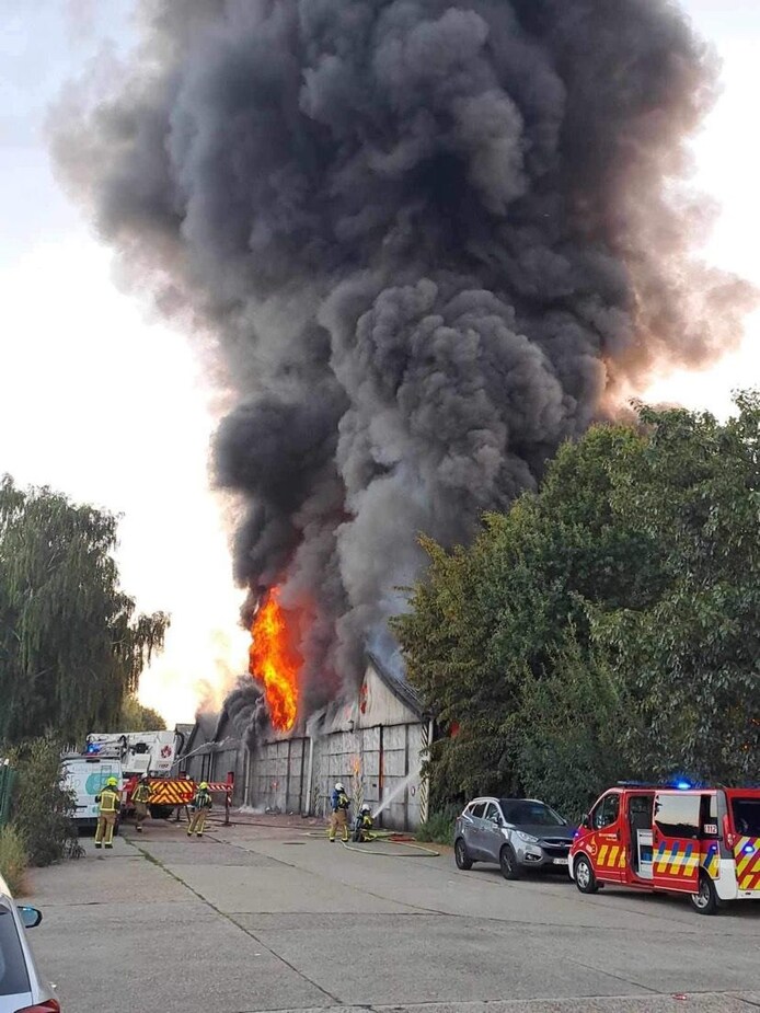 Hevige brand in magazijn in Ranst onder controle: brandweer waarschuwt ...
