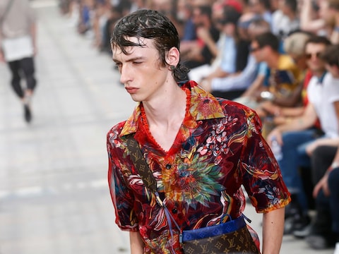 Een model op de catwalk van Louis Vuitton.