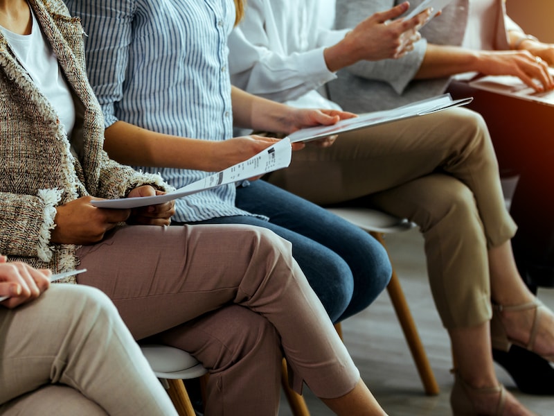 Een grote groep kandidaten in de wachtrij voor een jobinterview