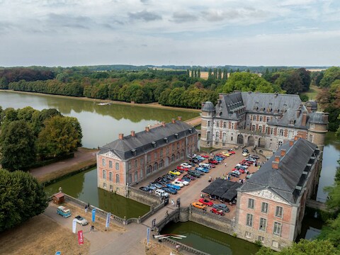 75 oldtimers reden door de Vlaamse Ardennen afgelopen weekend tijdens Kermis Nurkerke en hielden een tussenstop op dit prachtige kasteeldomein.