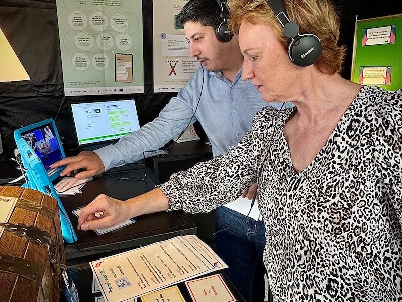 Schepenen Hilde Van Craenenbroeck en Hamid Akaychouh testen de activiteiten van de Digitale Week uit.