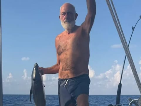 Juan José Mutilba (66) viel overboord nadat hij uitgleed over het bloed van een tonijn.