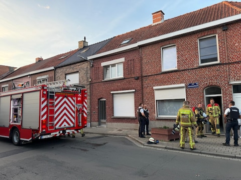 De brandweer ventileerde de woning op de hoek van de Groeninge- en Schoolstraat in Izegem