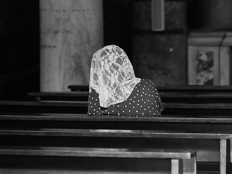 De foto van de biddende vrouw is  Koen Vanderbeke,