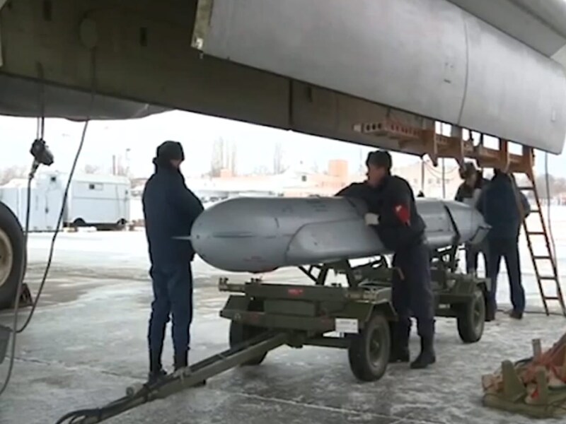 Een screenshot van het Russiche ministerie van Defensie laat een Russisch oorlogsvliegtuig zien, voordat het naar Syrië gaat.