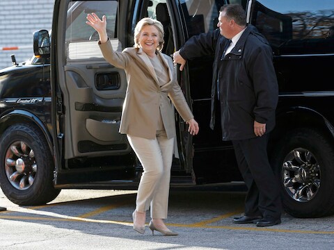 Hillary Clinton komt aan bij het kiesbureau in Chappaqua (New York) om haar stem uit te brengen.