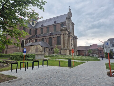 Het plein aan de Abdijkerk van Ninove.