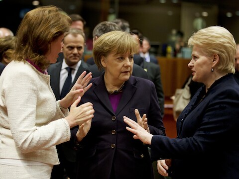 Bondkanselier Angela Merkel in gesprek met collega's Alenka Bratusek (Slovenië) (links) en Dalia Grybauskaite (Litouwen) over de situatie in de Oekraïne, vorig jaar.
