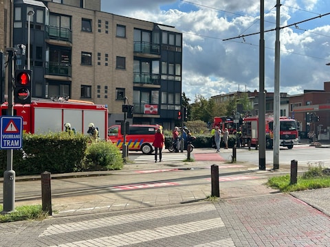 De brandweer is ter plaatse aan de Ter Heydenlaan in Deurne.