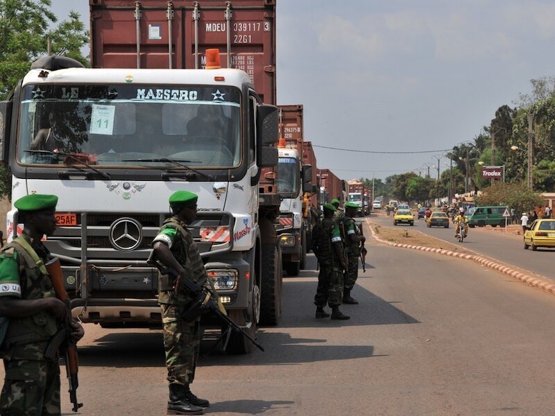 Vredessoldaten uit Rwanda bewaken maandag een hulptransport in Bangui, hoofdstad van de Centraal-Afrikaanse Republiek.