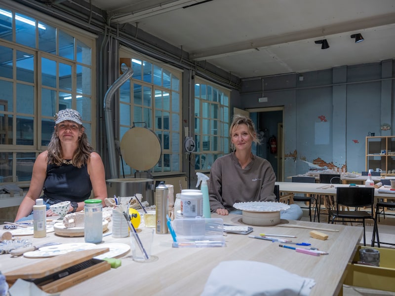 Katrien Aerts en Silke D’Haese in hun nieuwe keramiekatelier Muddy Buddy.