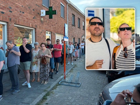 Op plaatsen waar ze vandaag nog eclipsbrilletjes hadden, was het in lange rijen aanschuiven. Inzet: Tupac en Katina kochten een brilletje in Aalst.