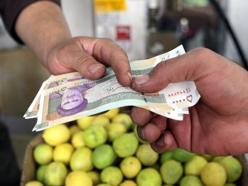 Briefjes van 50000 rial.