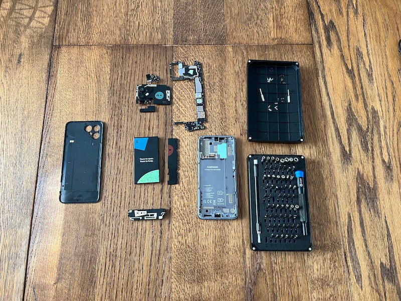 De verschillende onderdelen van de Fairphone 4, uit elkaar gehaald aan de hand van een schroevendraaierset van iFixit.