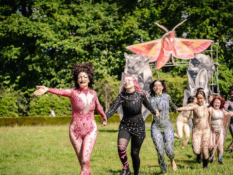 Monster Chetwynd komt met een performance naar het Middelheimmuseum.