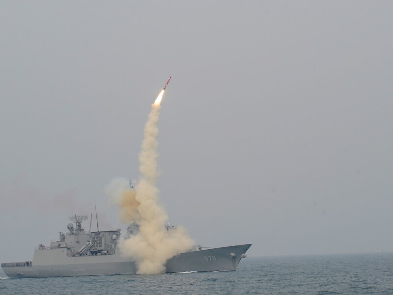 Een Zuid-Koreaan slagschip vuurt een raket af in de richting van het vermaledijde buurland.