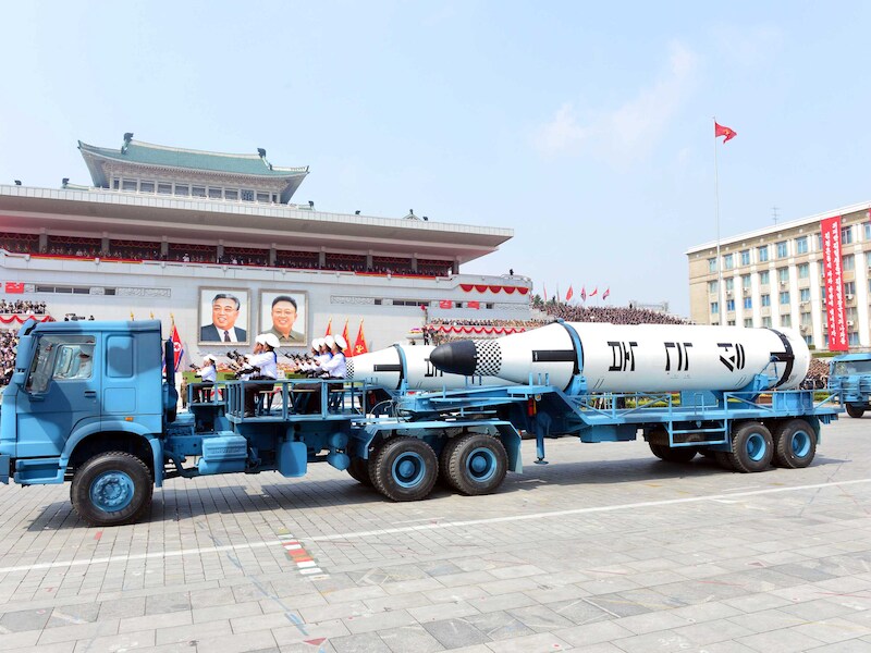 Pronken met raketten, dat hebben de Noord-Koreanen afgelopen zondag nog maar eens gedaan tijdens 'Dag van de Zon'. Indien een Amerikaanse aanval Noord-Korea zou treffen, zou radioactieve bestraling ook snel Rusland kunnen bereiken.