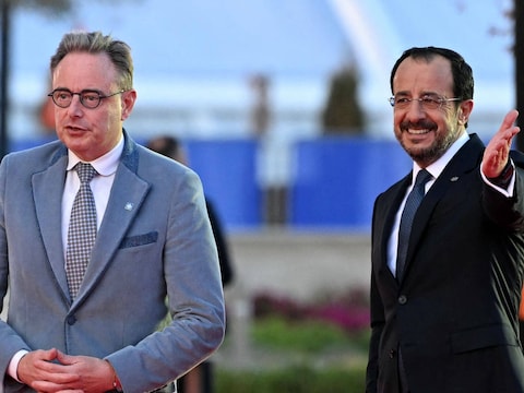 De president van Cyprus Nikos Christodoulides (r) verwelkomt premier Bart De Wever op de Europese top op het eiland.
