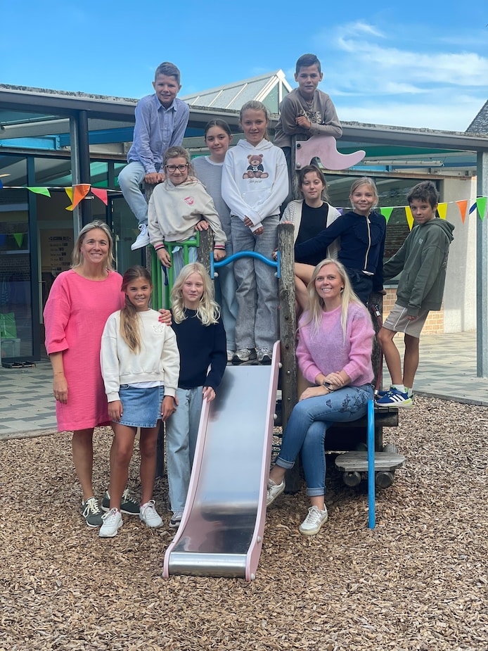 Stephanie De Roose (zittend rechts) is dit schooljaar waarnemend directeur van De Regenboog in Sint-Laureins en Watervliet.