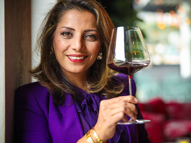 Steeds meer mensen drinken hun rode wijn gekoeld. Maar welke flessen lenen zich daar het best toe? HLN-sommelier Sepideh kiest er 5