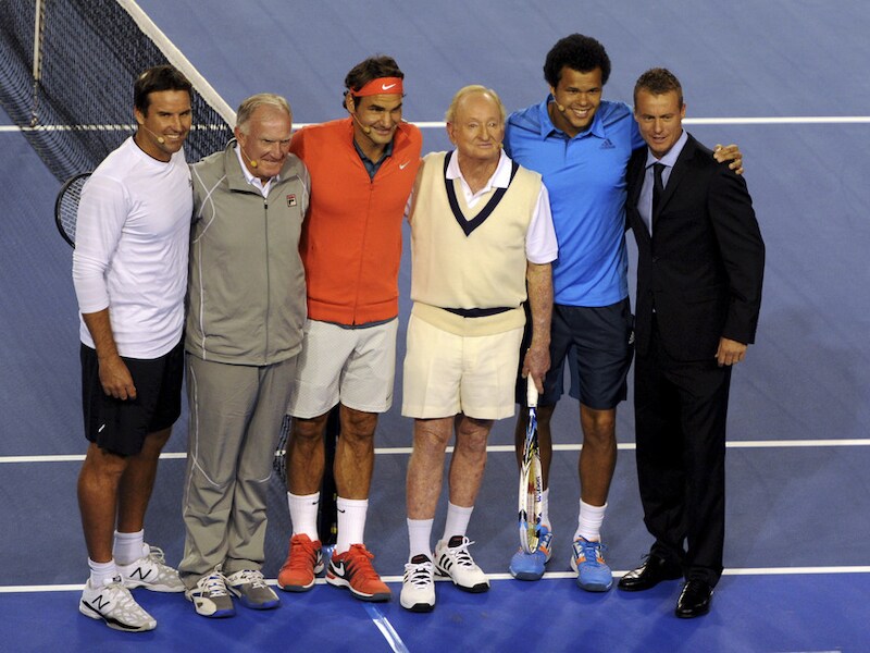 Het gelegenheidsduo Pat Rafter (links) en Lleyton Hewitt (rechts) poseert met voormalige Australische tennisgrootheden als Tony Roach (tweede van links) en Rod Laver (derde van rechts).