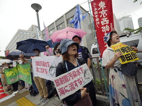 Mensen protesteren bij de ambtswoning van de Japanse premier Kishida in Tokio tegen het lozen van het gezuiverd nucleair afvalwater van de kerncentrale van Fukushima in zee.
