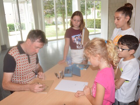 Al enkele jaren kunnen er aan het begin van het schooljaar boeken worden gekaft en getekend door een illustrator in De Plomblom.