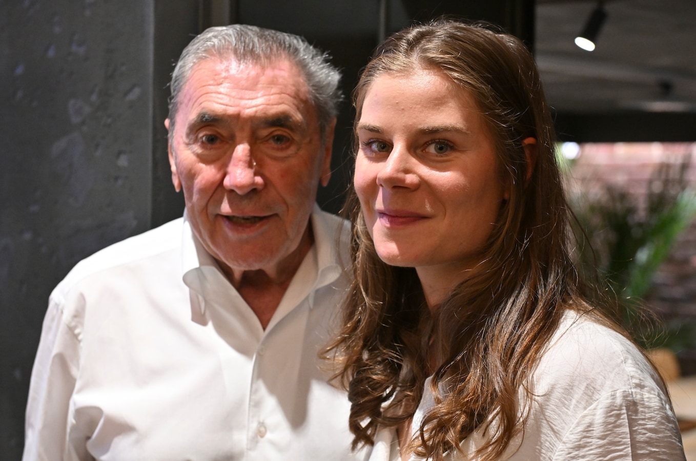 Kersvers bruidspaar Lotte Kopecky en Axel Merckx straalt, maar emotionele  Eddy Merckx gaat met alle aandacht lopen bij lancering uniek horloge | Foto  | hln.be