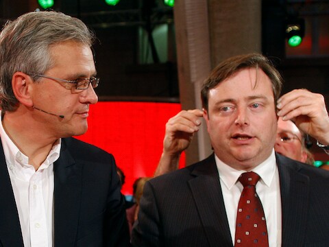 Verlaat Bart De Wever (rechts) het Vlaams parlement van minister-president Kris Peeters (links)?