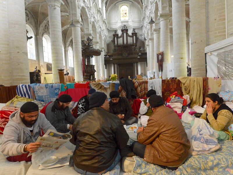 Afghaanse asielzoekers die in november vorig jaar een onderkomen vonden in de Brusselse Begijnhofkerk.