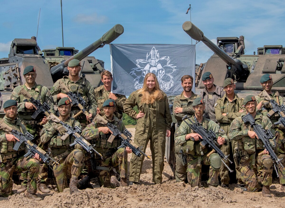 prinses-amalia-bij-een-kennismaking-met-de-koninklijke-landmacht-in-2022