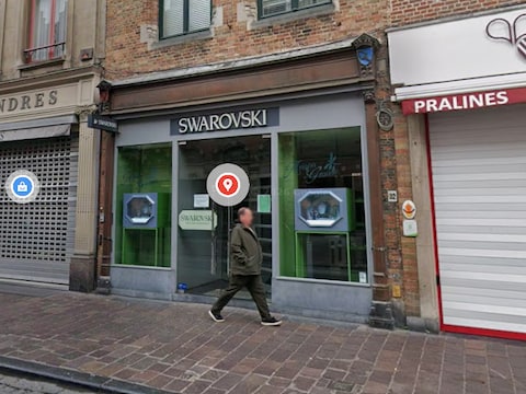 De dieven sloegen toe in de Swarovski store in Brugge.